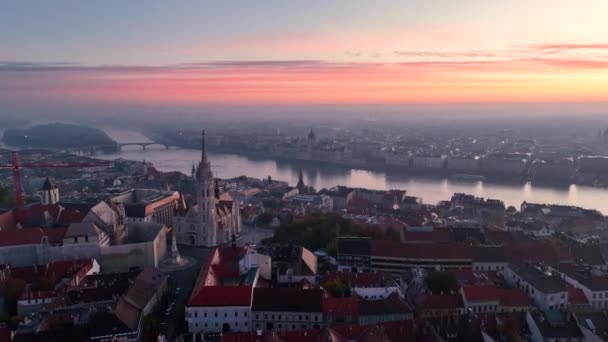 Будапешт Венгрия Пролет Над Знаменитым Фьемманским Бастионом Церковью Сторону Реки — стоковое видео