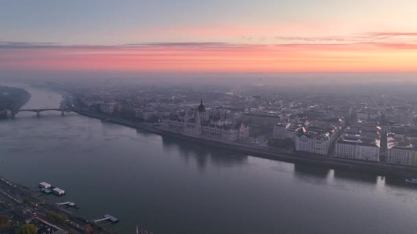 ハンガリー議会の空中ビューハンガリーのブダペストで ドナウ川と日の出に建物 欧州政治ランドマーク先 — ストック動画