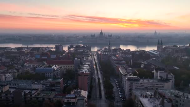 Vista Aérea Del Edificio Del Parlamento Húngaro Amanecer Con Río — Vídeo de stock