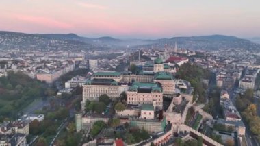 Budapeşte 'nin gökyüzü manzaralı Buda Kalesi Kraliyet Sarayı ve Tuna Nehri gündoğumunda, Macaristan