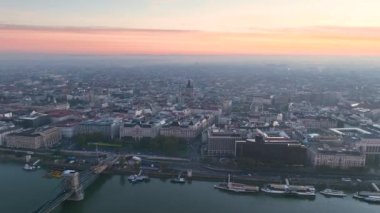 Macaristan 'ın Budapeşte şehrinin hava manzarası gün doğumunda yükseliyor