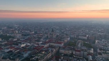 Budapeşte şehrinin hava manzarası ufuk çizgisi ve güneş doğarken St. Stephens Bazilikası, Macaristan