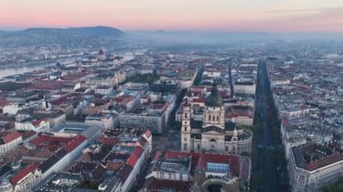 Budapeşte şehrinin hava manzarası ufuk çizgisi ve güneş doğarken St. Stephens Bazilikası, Macaristan