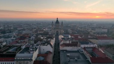 Budapeşte şehrinin hava manzarası ufuk çizgisi ve güneş doğarken St. Stephens Bazilikası, Macaristan