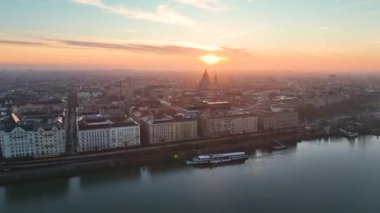 Budapeşte şehrinin hava manzarası ufuk çizgisi ve güneş doğarken St. Stephens Bazilikası, Macaristan