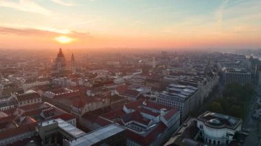 Budapeşte şehrinin hava manzarası ufuk çizgisi ve güneş doğarken St. Stephens Bazilikası, Macaristan