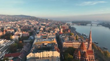 Budapeşte 'nin gündoğumu silueti, hava manzarası. Tuna Nehri, Buda tarafı, Macaristan