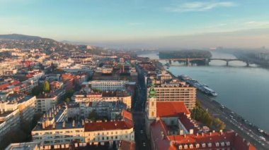 Budapeşte 'nin gündoğumu silueti, hava manzarası. Tuna Nehri, Buda tarafı, Macaristan