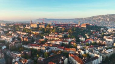 Budapeşte 'nin gündoğumu silueti, hava manzarası. Tuna Nehri, Buda tarafı, Macaristan