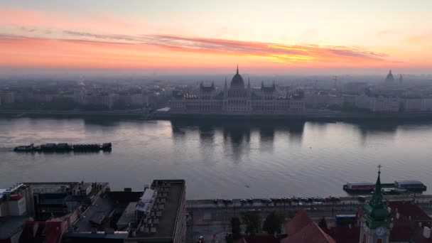 匈牙利布达佩斯多瑙河畔日出时的匈牙利议会大厦的空中景观 旅游和欧洲政治地标目的地 — 图库视频影像