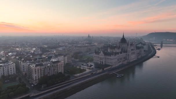 匈牙利布达佩斯多瑙河畔日出时的匈牙利议会大厦的空中景观 旅游和欧洲政治地标目的地 — 图库视频影像
