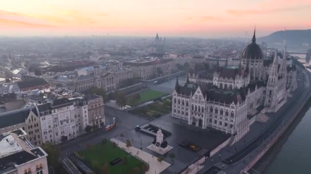 Letecký Pohled Budovu Maďarského Parlamentu Při Východu Slunce Řekou Dunaj — Stock video