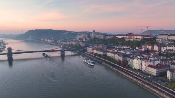 Budapest Légi Kilátása Budai Vár Királyi Palotájával Dunával Napkeltekor — Stock videók