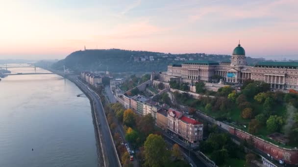 ブダ城ロイヤルパレスと日の出 ハンガリーのドナウ川とブダペストの空中スカイラインビュー — ストック動画