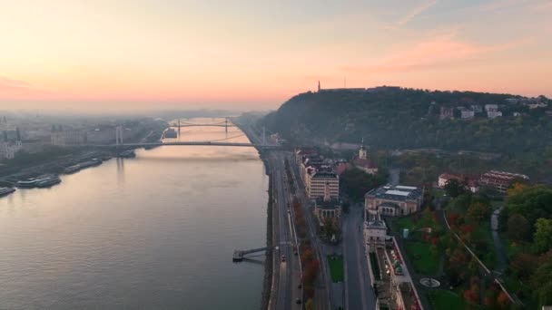 日の出にブダペスト市内のスカイラインの空中ビュー ブダペストの3番目に新しい橋 エリーザベト橋 ハンガリー ドナウ川を渡ってブダとペストを結ぶ — ストック動画