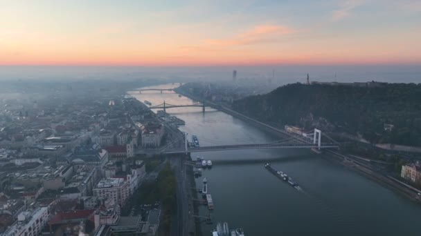 日出时俯瞰布达佩斯市的天际线 Elisabeth桥 匈牙利布达佩斯的第三座新桥 连接着多瑙河两岸的Buda和Pest桥 — 图库视频影像