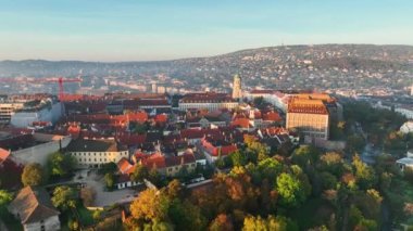 Budapeşte şehrinin gökyüzü manzarası. Buda 'lı Mary Magdalene Kilisesi, Varkerulet Bölgesi' nin en eski kiliselerinden biri, Buda Kalesi Bölgesi. Macaristan