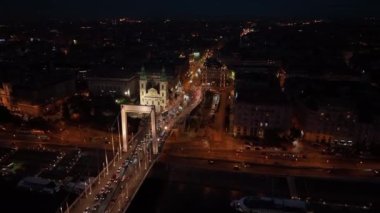 Budapeşte, Macaristan 'ın en yeni üçüncü köprüsü olan Budapeşte Elisabeth Köprüsü' nün gece görüşü Buda ve Pest 'i Tuna Nehri' nin karşısına bağlıyor.