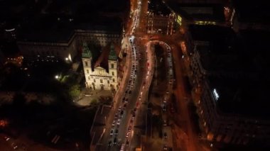 Budapeşte Şehir Kilisesi Budapeşte-Belvarosi Nagyboldogasszony 'nin havadan görünüşü, resmi olarak Kutsal Bakire Meryem Kilisesi, Budapeşte, Macaristan' daki ana kilise.