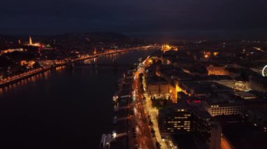 Tuna Nehri ile aydınlatılmış Macar Parlamento Binası 'nın havadan görünüşü. Budapeşte, Macaristan. Seyahat, turizm ve Avrupa 'nın Siyasi Simgesi Hedefi