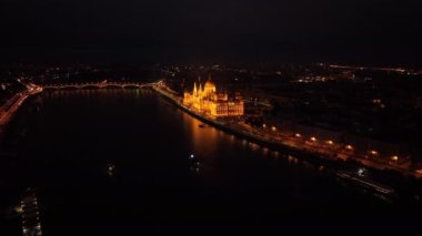 Tuna Nehri ile aydınlatılmış Macar Parlamento Binası 'nın havadan görünüşü. Budapeşte, Macaristan. Seyahat, turizm ve Avrupa 'nın Siyasi Simgesi Hedefi