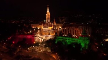 Gece Matthias Kilisesi ve Balıkçı Kalesi 'nin havadan görüntüsü alınıyor. Budapeşte, Macaristan