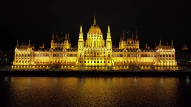 晚上从空中俯瞰布达佩斯的匈牙利议会大楼 旅游和欧洲政治地标目的地 匈牙利 — 图库视频影像