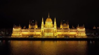Gece Budapeşte Macar Parlamento Binası 'nın hava manzarası. Seyahat, turizm ve Avrupa Siyasi Tarihi Yer, Macaristan