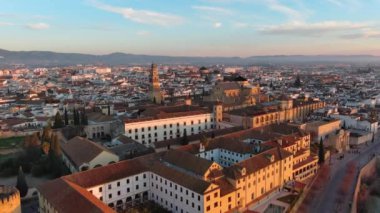 Cordoba Camii Katedrali ve Guadalquivir Nehri üzerindeki Roma Köprüsü 'nün üzerinden her ikisi de Endülüs, İspanya' da ve UNESCO Dünya Mirası Alanının bir parçası olan