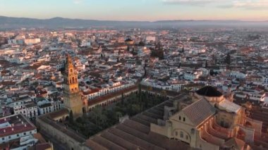 Cordoba Camii Katedrali ve Guadalquivir Nehri üzerindeki Roma Köprüsü 'nün üzerinden her ikisi de Endülüs, İspanya' da ve UNESCO Dünya Mirası Alanının bir parçası olan