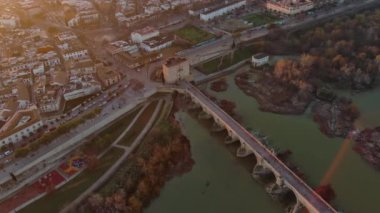 İspanya 'nın güneyindeki Endülüs, Cordoba' nın tarihi merkezinde bir köprü olan Cordoba 'nın Roma Köprüsü' nün Havadan Görünümü Çekimi