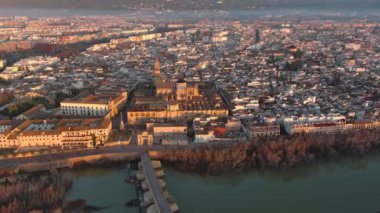 Cordoba Camii Katedrali ve Guadalquivir Nehri üzerindeki Roma Köprüsü 'nün üzerinden her ikisi de Endülüs, İspanya' da ve UNESCO Dünya Mirası Alanının bir parçası olan
