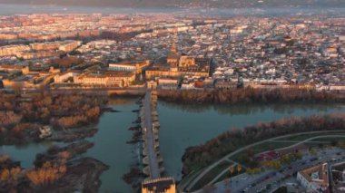 Cordoba Camii Katedrali ve Guadalquivir Nehri üzerindeki Roma Köprüsü 'nün üzerinden her ikisi de Endülüs, İspanya' da ve UNESCO Dünya Mirası Alanının bir parçası olan