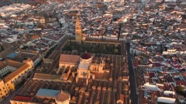 Cordoba Camii Katedrali ve Guadalquivir Nehri üzerindeki Roma Köprüsü 'nün üzerinden her ikisi de Endülüs, İspanya' da ve UNESCO Dünya Mirası Alanının bir parçası olan