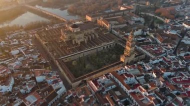 Cordoba Camii Katedrali ve Guadalquivir Nehri üzerindeki Roma Köprüsü 'nün üzerinden her ikisi de Endülüs, İspanya' da ve UNESCO Dünya Mirası Alanının bir parçası olan