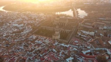 Cordoba Camii Katedrali ve Guadalquivir Nehri üzerindeki Roma Köprüsü 'nün üzerinden her ikisi de Endülüs, İspanya' da ve UNESCO Dünya Mirası Alanının bir parçası olan