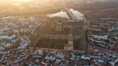 Cordoba Camii Katedrali ve Guadalquivir Nehri üzerindeki Roma Köprüsü 'nün üzerinden her ikisi de Endülüs, İspanya' da ve UNESCO Dünya Mirası Alanının bir parçası olan