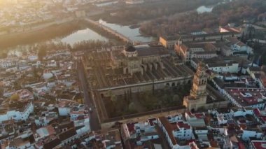 Cordoba Camii Katedrali ve Guadalquivir Nehri üzerindeki Roma Köprüsü 'nün üzerinden her ikisi de Endülüs, İspanya' da ve UNESCO Dünya Mirası Alanının bir parçası olan
