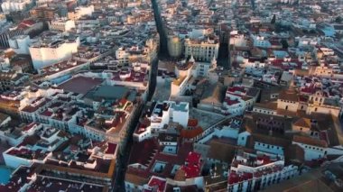 Gündoğumunda ufuk çizgisi olan Cordoba şehrinin hava manzarası, Endülüs, İspanya