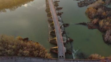 İspanya 'nın güneyindeki Endülüs, Cordoba' nın tarihi merkezinde bir köprü olan Cordoba 'nın Roma Köprüsü' nün Havadan Görünümü Çekimi