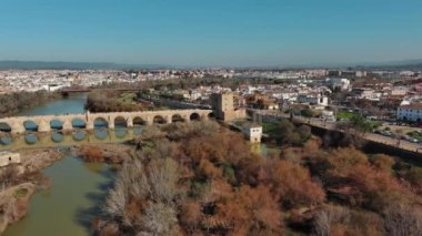 İspanya 'nın güneyindeki Endülüs, Cordoba' nın tarihi merkezinde bir köprü olan Cordoba 'nın Roma Köprüsü' nün Havadan Görünümü Çekimi