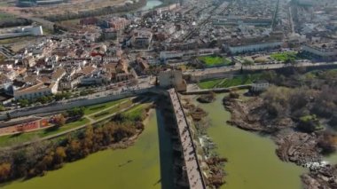 İspanya 'nın güneyindeki Endülüs, Cordoba' nın tarihi merkezinde bir köprü olan Cordoba 'nın Roma Köprüsü' nün Havadan Görünümü Çekimi