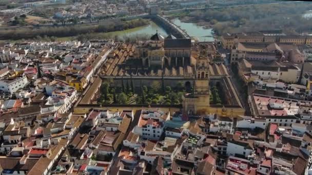Flygfoto Över Moskén Katedralen Cordoba Romerska Bron Historisk Stad Guadalquivir — Stockvideo
