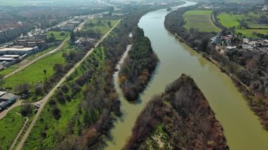 Cordoba 'nın gökyüzü manzarası, Guadalquivir Nehri, Endülüs, İspanya