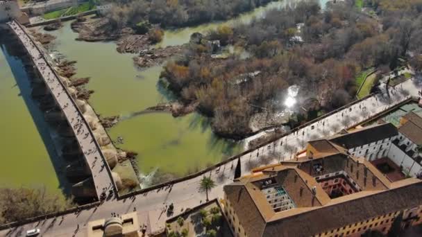Założenie Aerial View Shot Roman Bridge Cordoba Most Historycznym Centrum — Wideo stockowe