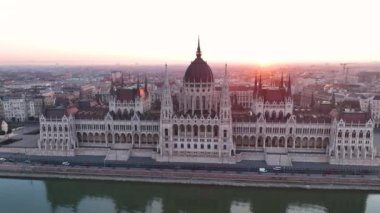 Budapeşte Parlamento Binası 'nın havadan görünüşü. Macaristan 'ın başkenti Şafak vakti. Seyahat, turizm ve Avrupa 'nın Siyasi Simgesi Hedefi