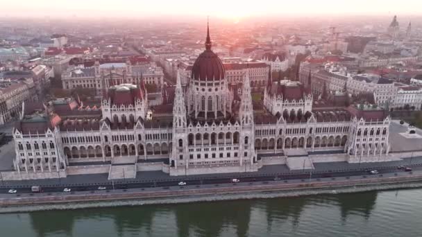 布达佩斯议会大厦的空中景观 匈牙利首都城市景观日出 旅游和欧洲政治地标目的地 — 图库视频影像