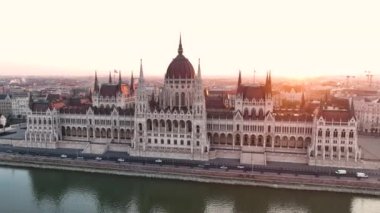 Budapeşte Parlamento Binası 'nın havadan görünüşü. Macaristan 'ın başkenti Şafak vakti. Seyahat, turizm ve Avrupa 'nın Siyasi Simgesi Hedefi