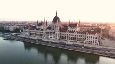 Budapeşte Parlamento Binası 'nın havadan görünüşü. Macaristan 'ın başkenti Şafak vakti. Seyahat, turizm ve Avrupa 'nın Siyasi Simgesi Hedefi
