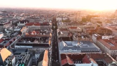 Macaristan 'ın Budapeşte şehrinin hava manzarası gün doğumunda yükseliyor